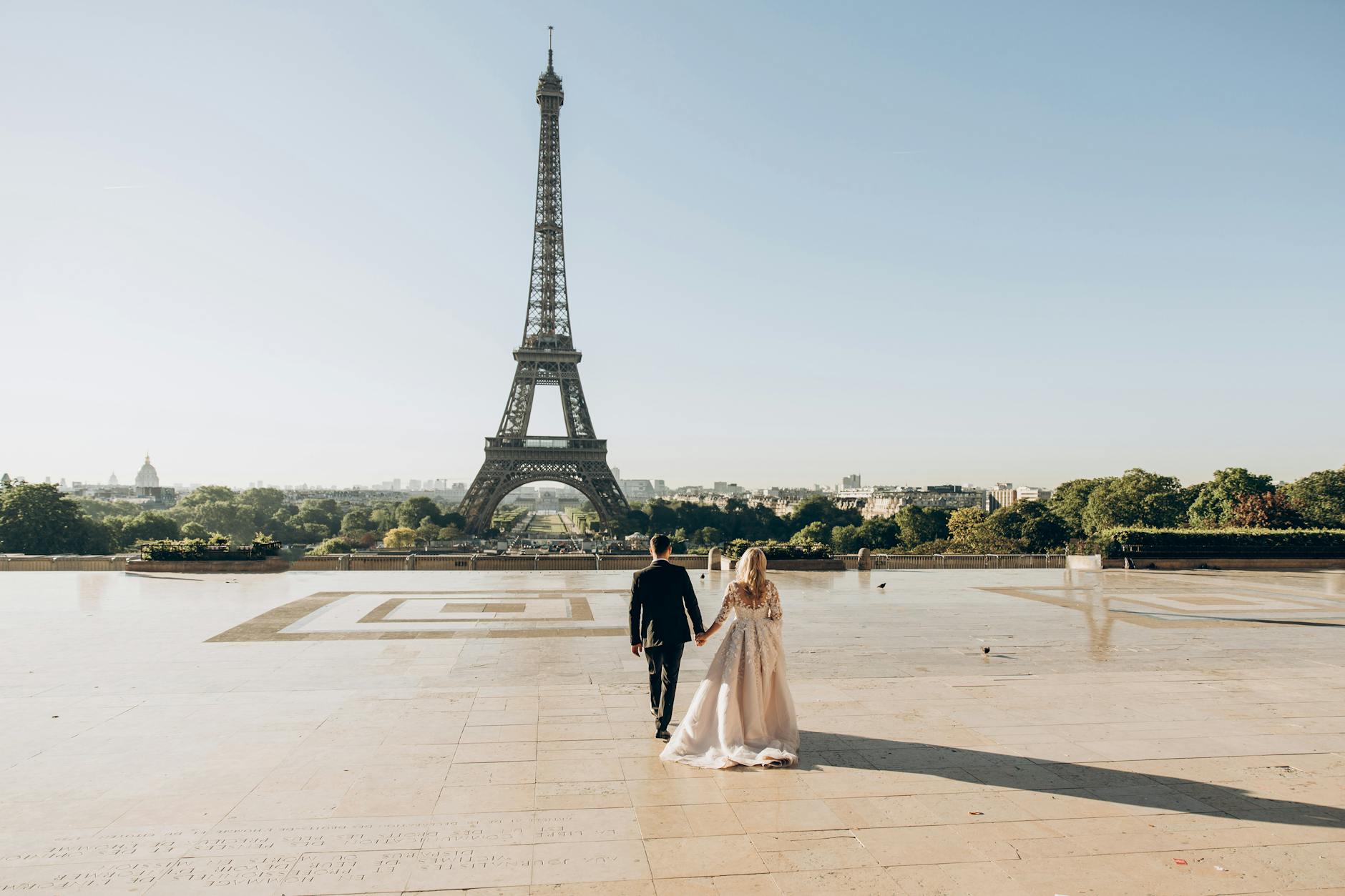 Pareja de novios lunas de miel en Paris - agencia de viajes Mi Viajazo