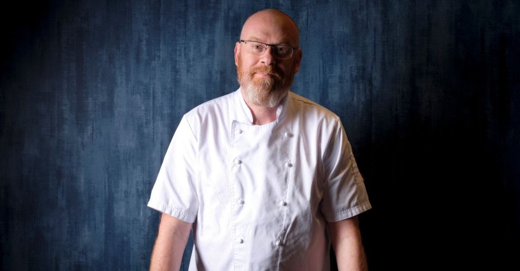 Simon Hulstone - chefs con estrellas Michelin de Europa - agencia de viajes Mi Viajazo