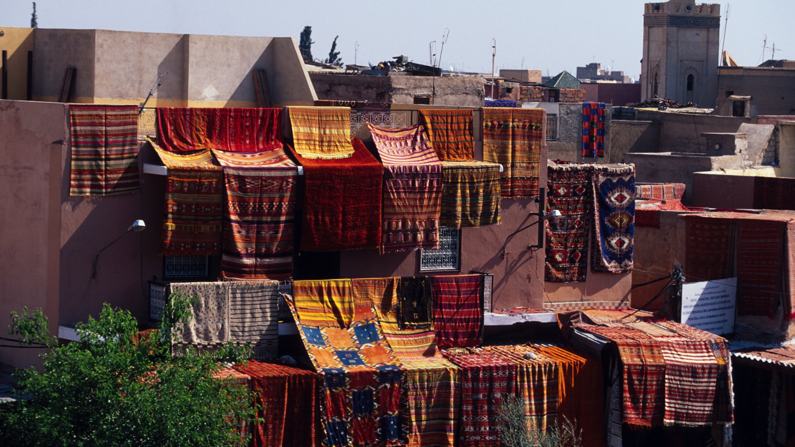 Casas con alfombras típicas de Marrakech - agencia de viajes Mi Viajazo