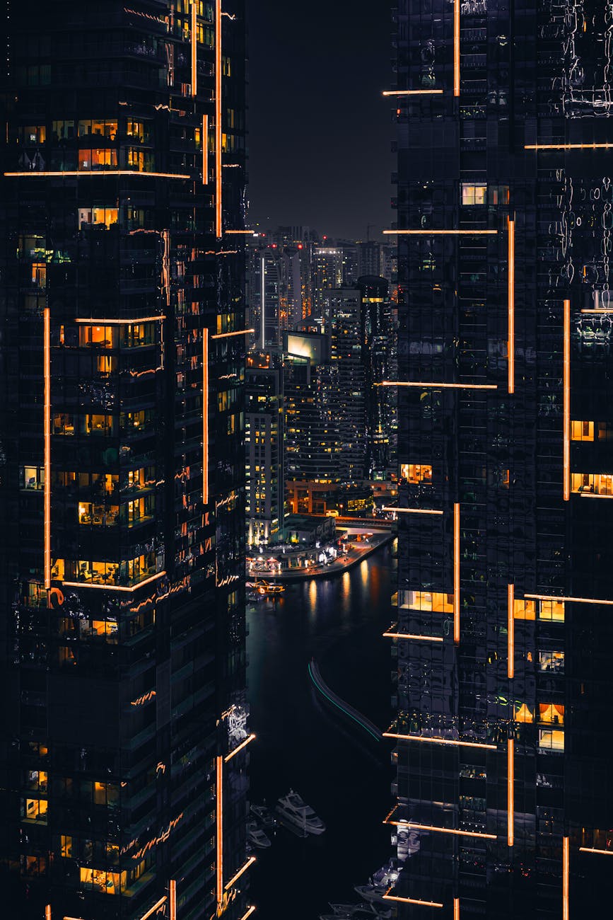 Noche de Dubai edificación futurista