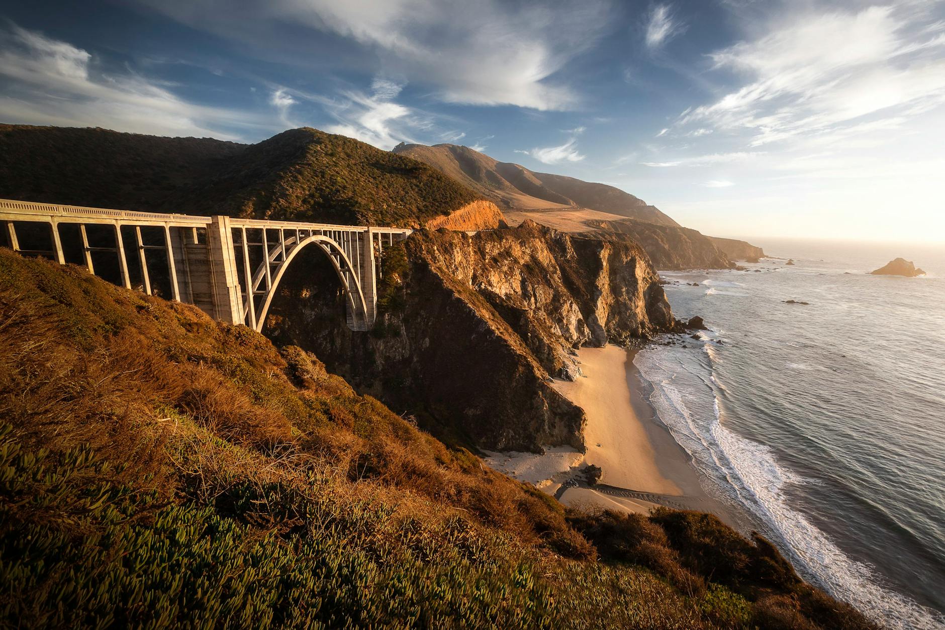 Puente y playa por la costa de EEUU
