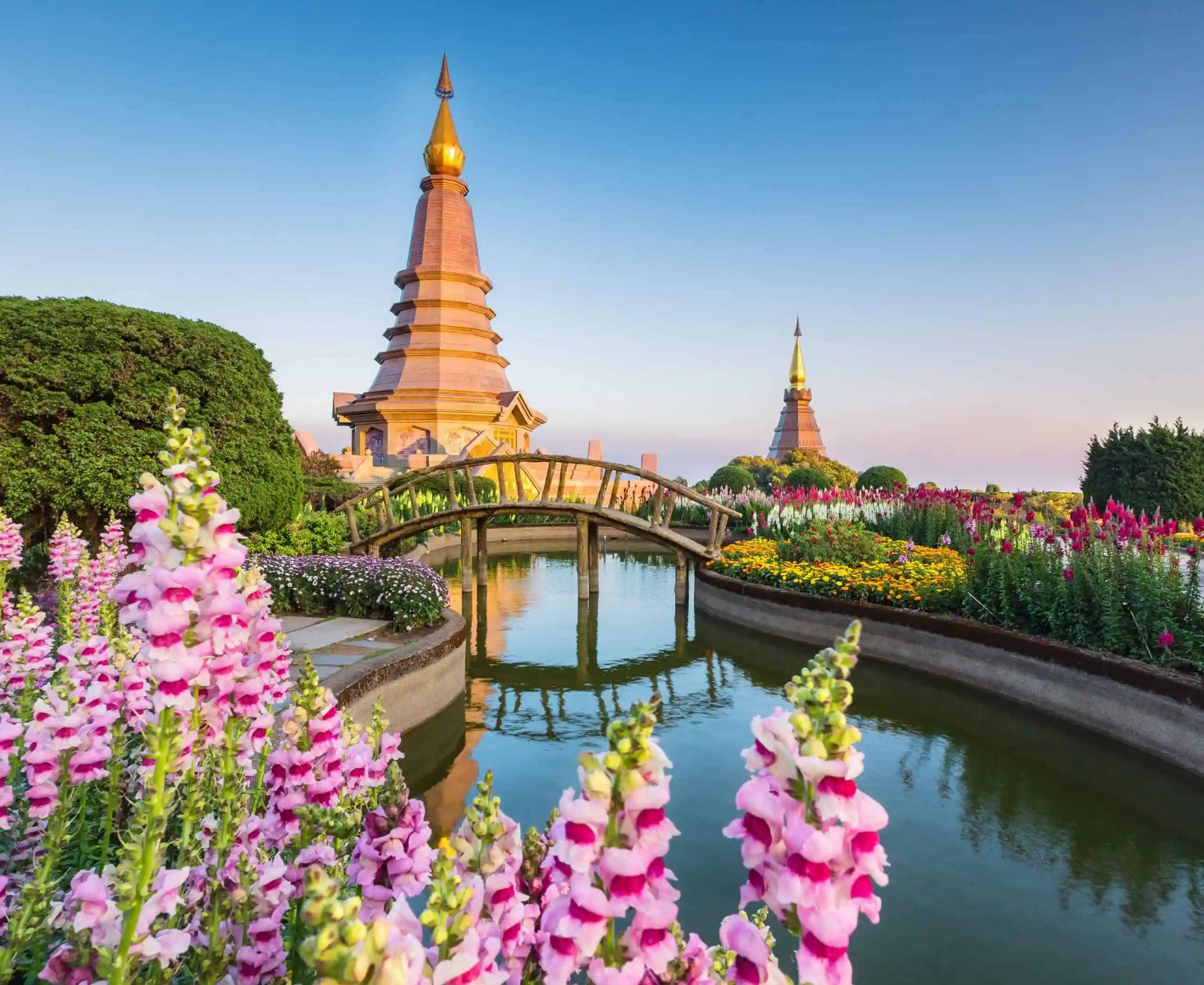 Vista  jardines, puentes y templos en Tailandi agencia de viajes Mi Viajazo paseando por Tailandia Tailandia Romántica viaje con Mi Viajazo Agencia de viajes