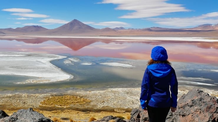 Paisaje reflejado en el cielo con mujer contemplando el paisaje